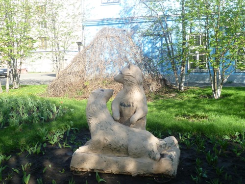 Барнаул. Скульптура двух медвежат возле Общественной приёмной Администрации города Барнаула