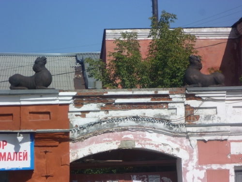 Барнаул. Литые чугунные львы в районе старого базара