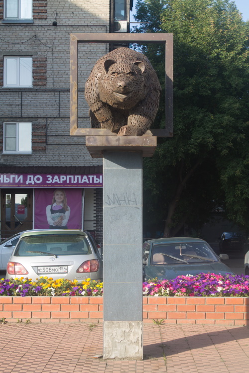 Барнаул. Скульптура медведя на проспекте Ленина