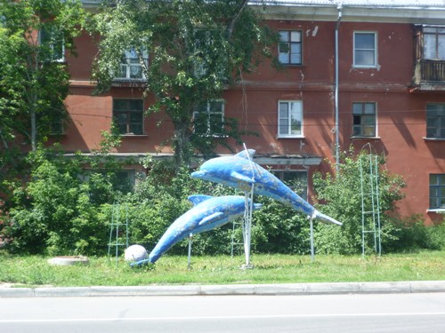 Барнаул. Дельфины возле пересечения проспекта Комсомольского и улицы Воровского