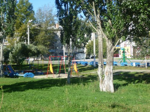 Барнаул. Детская площадка на центральной площади микрорайона Новосиликатный