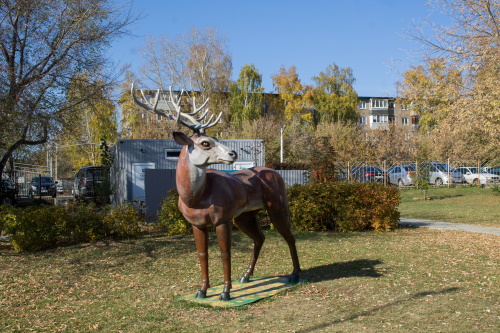 Барнаул. Скульптура оленя в парке "Арлекино"