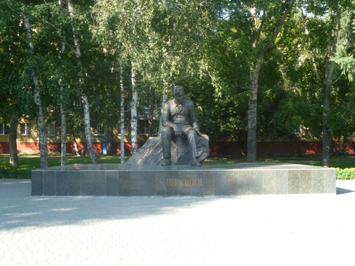 Барнаул. Памятник В. М. Шукшину на пересечении улиц Юрина и Шукшина