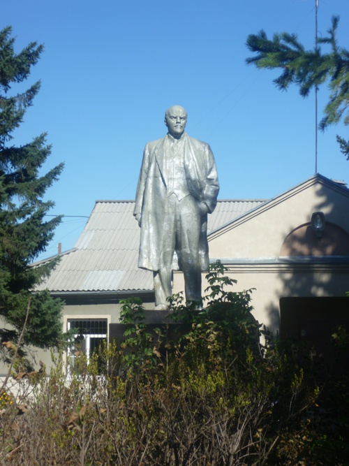 Барнаул. Памятник В.И. Ленину в учебном хозяйстве "Пригородный"