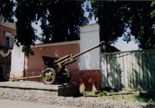 Барнаул. Пушка рядом с Алтайским государственным краеведческим музеем