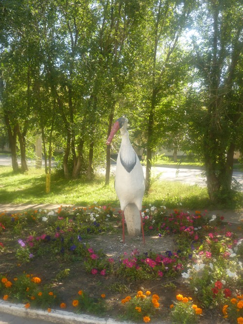 Барнаул. Статуя то ли аиста, то ли пеликана в микрорайоне Новосиликатный