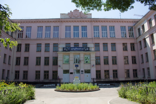 Барнаул. Здание гимназии №40 как иллюстрация утверждения «школа - храм знаний»