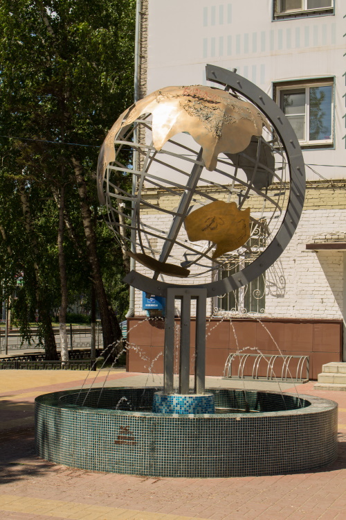 Барнаул. Мини-фонтан «Глобус»