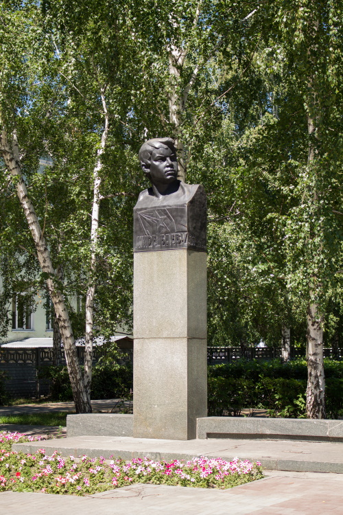 Барнаул. Памятник Кире Баеву