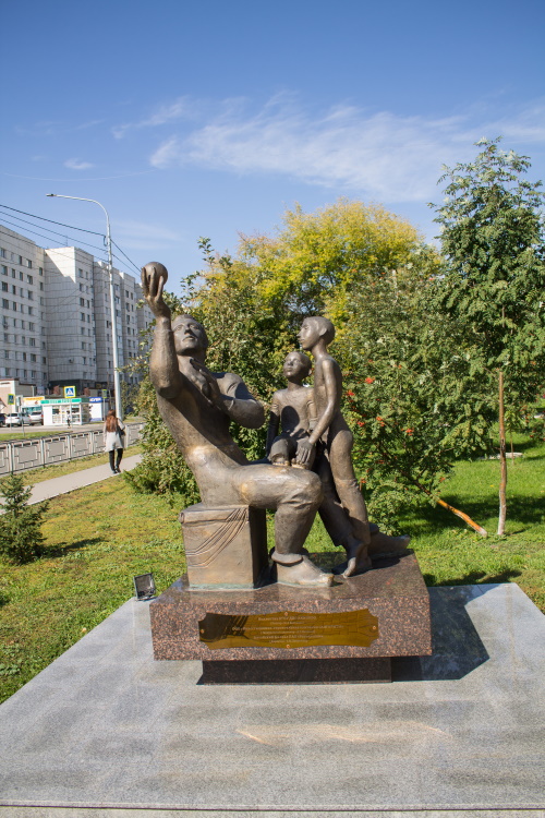 Барнаул. Памятник «Народному просветителю Алтая»