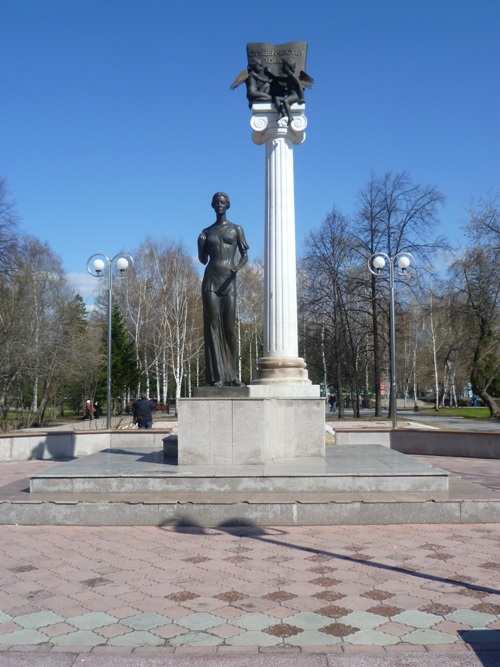 Томск. Памятник студенчеству на Новособорной площади